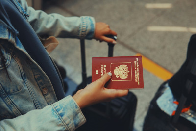 Можно ли выехать заграницу с долгами